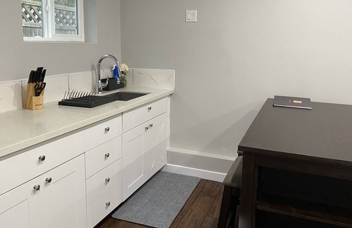 Maple Ridge Apartment | Brand New Dog Friendly Garden Suite with Fast Wifi and Heat Pump Systems