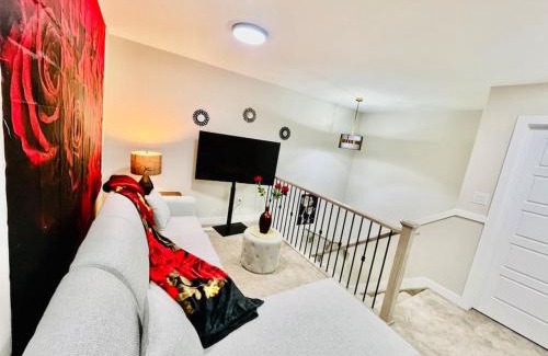 Beaumont House | Brand New Entire Luxury Home ,10Sleep- AirHockey,PoolTable-14 Min To Airport and South Edmonton, Party or Events Strictly Restricted