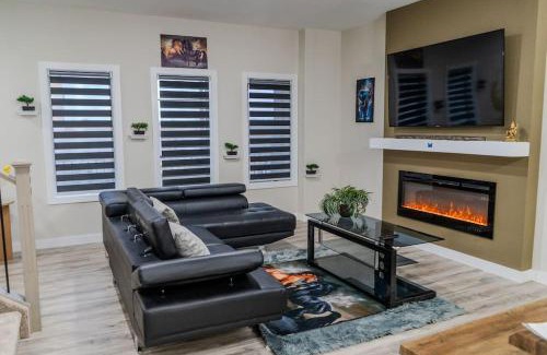 Beaumont House | Brand New Entire Luxury Home ,10Sleep- AirHockey,PoolTable-14 Min To Airport and South Edmonton, Party or Events Strictly Restricted