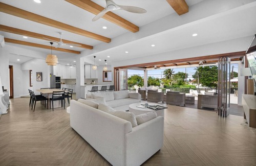 Silver Sands Villa | Brand New Family Friendly 4 Bedroom Private Villa Near Ocean