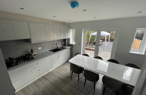 Newcastle-Under-Lyme House | Brand New High Spec House with parking and Wi-Fi (A) by HAFH