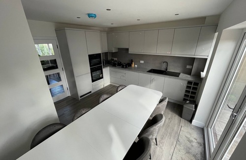 Newcastle-Under-Lyme House | Brand New High Spec House with parking and Wi-Fi (A) by HAFH
