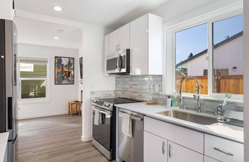 Greenwood House | Brand New Home | 10min to Green Lake