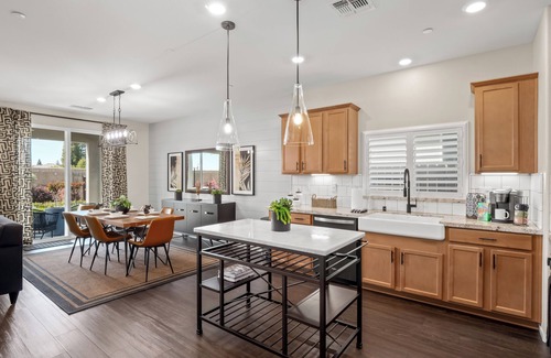 Raisin House | Brand New, Hot Tub, King Suite, BBQ, Fire Pit!