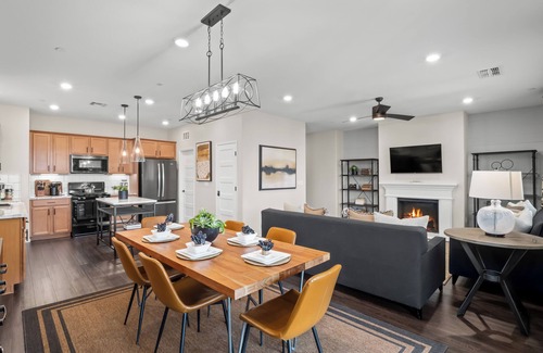 Raisin House | Brand New, Hot Tub, King Suite, BBQ, Fire Pit!