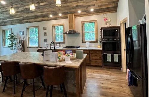 Walker House | Brand New Large Family Lodge!