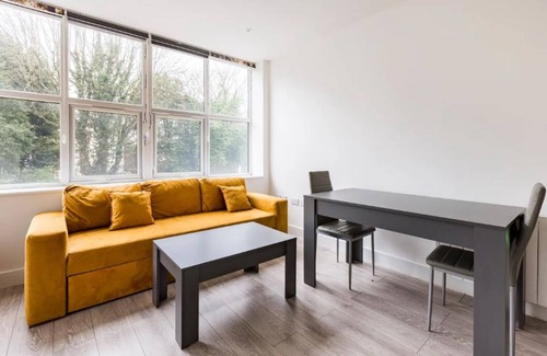 Edgware House | Brand new large studio edgware high street
