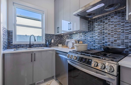 Surrey House | Brand New Luxurious White Rock 5BR 4BA Spacious Home