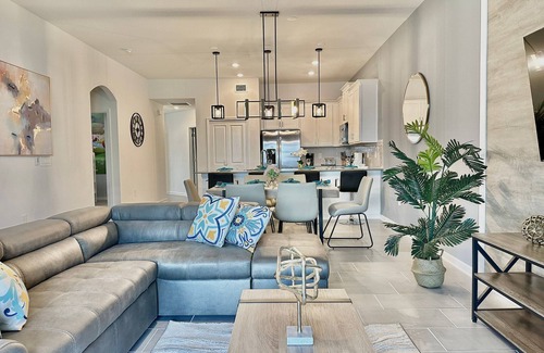 Downtown Condo | Brand New Luxury 2 Bedroom Condo (321)