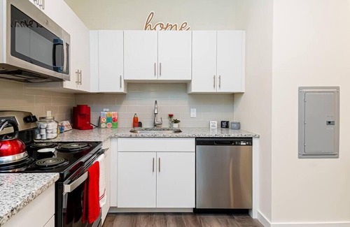 Bound Brook Apartment | Brand New Luxury Apartment - Sleeps 4!