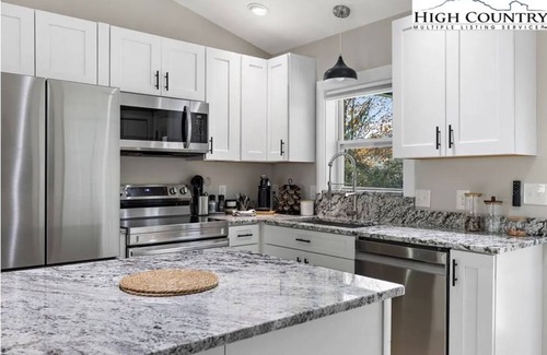 Beech Mountain Cabin | Brand New! Luxury Beech Mountain Cabin minutes from Ski Resort