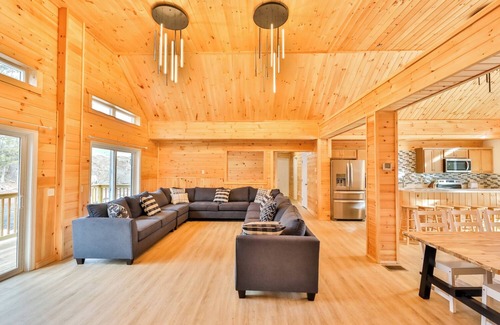 Tannersville House | Brand New Mega Mansion 10BR 6Bath 6000 Sq Log Home in Hunter