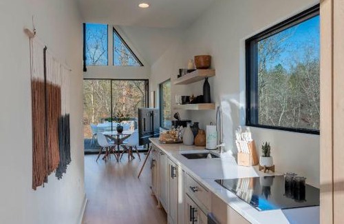 Broken Bow House | Brand New Modern Alpine Cabin-Luxury Amenities-Outdoor Deck Patio-Hot Tub-Fire Pit