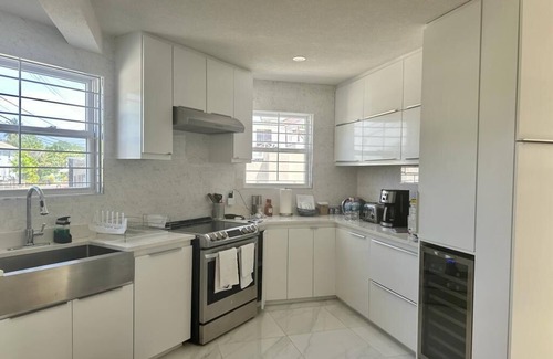 Fitts Village Villa | Brand New- Modern Sea' Ya Villa