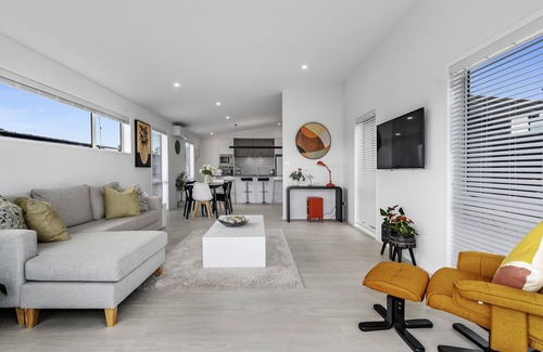 Pyes Pa House | Brand New modern home 3 bedrooms - lakes
