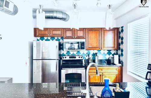 Downtown Memphis Apartment | BRAND NEW Modern Spacious Loft in Downtown with free parking