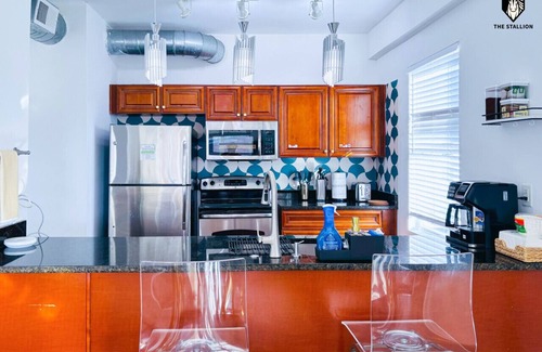 Downtown Memphis Apartment | BRAND NEW Modern Spacious Loft in Downtown with free parking