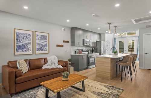 Harvie Heights House | Brand New Modern Townhouse with Stunning Mountain Views – Sleeps 6