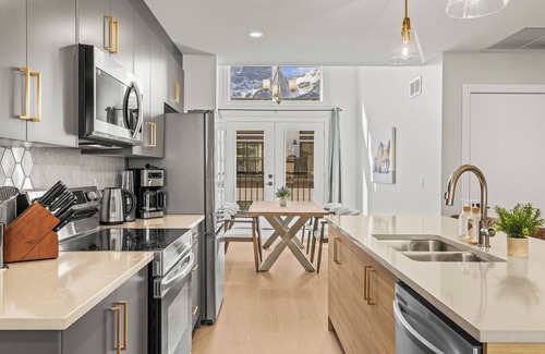 Harvie Heights House | Brand New Modern Townhouse with Stunning Mountain Views – Sleeps 6