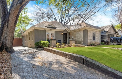 Oak Lawn House | Brand New! Oak Lawn Glam House POOL Backyard Oasis