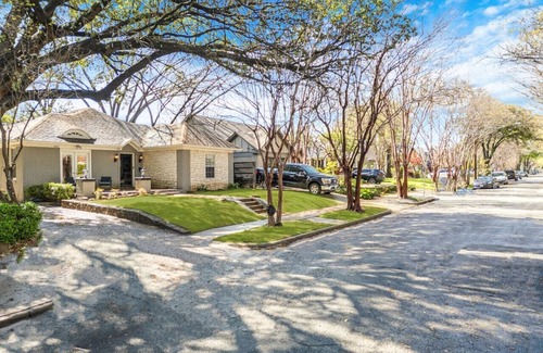 Oak Lawn House | Brand New! Oak Lawn Glam House POOL Backyard Oasis