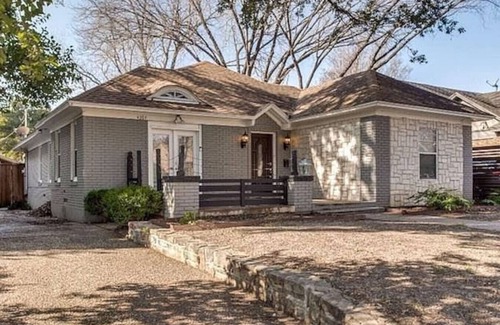 Oak Lawn House | Brand New! Oak Lawn Glam House POOL Backyard Oasis