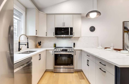 Rosscarrock House | Brand New Perfect Family Home, w/Garage Parking