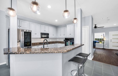 Dallas House | Brand New - PRIME Location, Huge Yard + HOT TUB