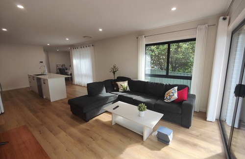 Scullin Villa | Brand new settled beautiful house with Netflix, near shops