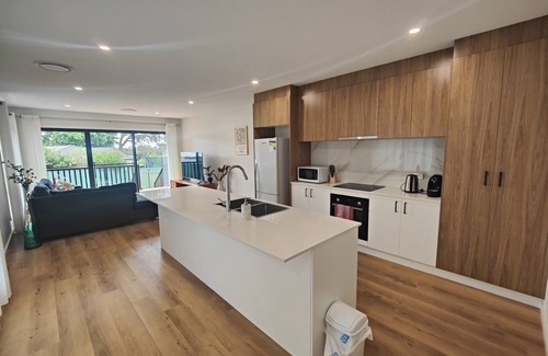 Scullin Villa | Brand new settled beautiful house with Netflix, near shops