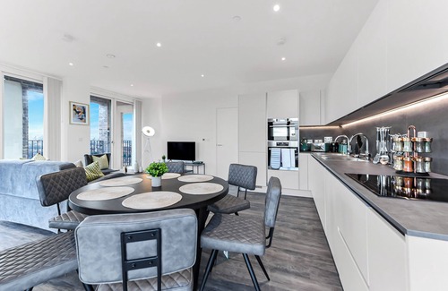 Streatham Apartment | Brand New Splendour- Perfect Location-Great Views!