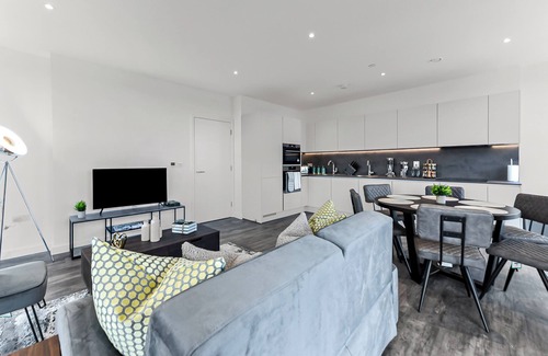 Streatham Apartment | Brand New Splendour- Perfect Location-Great Views!