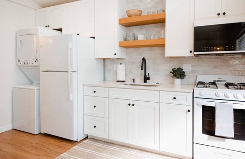Hidden Valley Apartment | BRAND NEW Sunny Casita. Bike to the beach