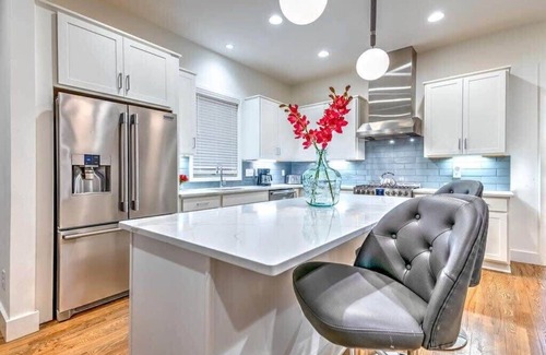 Katie Hill Neighborhood House | Brand New Ultimate Skyline View Pool Table 17 Beds