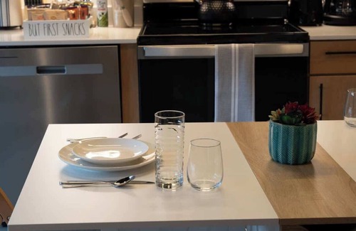 Martinsville Apartment | Brand New Uptown 1BR Apartment: Safe, Walkable