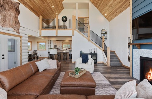 Sweetwater Cabin | Brand New! Views! Hot Tub! Arcades! Ideal Beach!