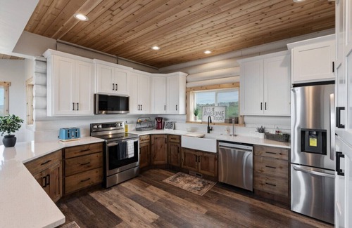 Sweetwater Cabin | Brand New! Views! Hot Tub! Arcades! Ideal Beach!