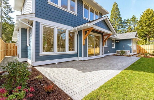 Cordova Bay House | Brand New Welcoming Family Home