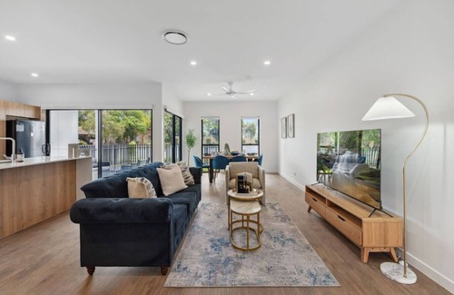 Capalaba House | BrandNew Modern 4BR House w/Parking/Yard/Mall/Park