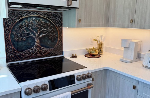Campbell River House | Brass Apple Cottage | Stylish, New, A/C & Wi-Fi