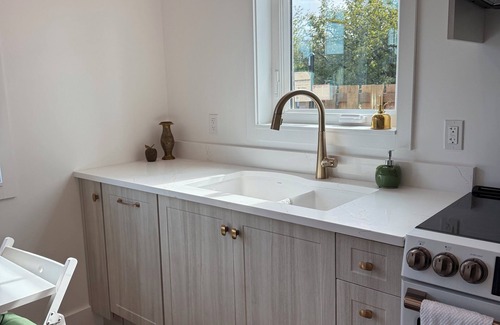 Campbell River House | Brass Apple Cottage | Stylish, New, A/C & Wi-Fi