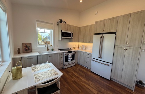 Campbell River House | Brass Apple Cottage | Stylish, New, A/C & Wi-Fi