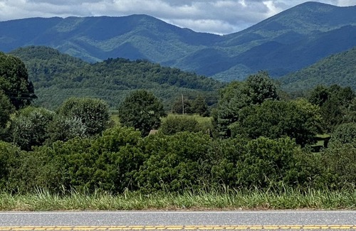 Franklin House | Brawcroft Place is your Smoky Mountain destination- great views, easy access!