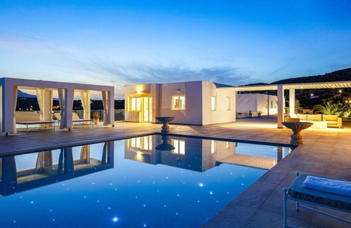 Marathi Villa | Breathtaking Aeon Villa on the beach- 6BD 6BA 14PL