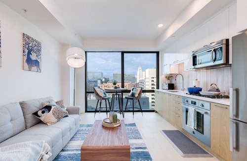 Historic Core Apartment | Breathtaking DTLA Skyline Views W FREE Parking