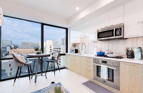 Historic Core Apartment | Breathtaking DTLA Skyline Views W FREE Parking
