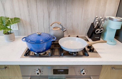 Historic Core Apartment | Breathtaking DTLA Skyline Views W FREE Parking
