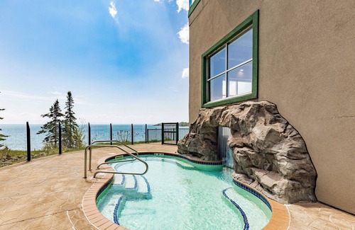 Two Harbors House | Breathtaking Lake Views | Studio, 2 Queen | Pools