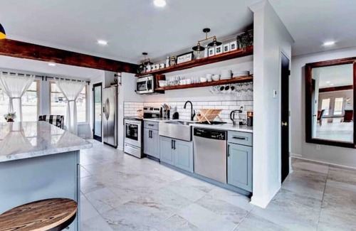 Raleigh House | 》Breathtaking Lake WaterFront Home Retreat w Pool《
