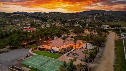 Temecula House | Breathtaking Meadows by AvantStay Temecula Group Retreat Pool Pickleball Firepit Hot Tub